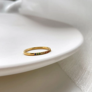 Vue détaillée de la bague en or 18 carats avec pierres en zircone aux couleurs de l'arc-en-ciel