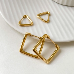 Ensemble de boucles d'oreilles dorées géométriques avec des formes triangle et carré