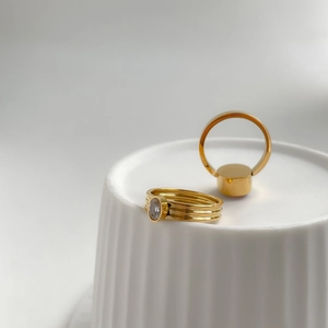 Détails macro de bagues dorées de style français avec zircon violet et anneaux étagés