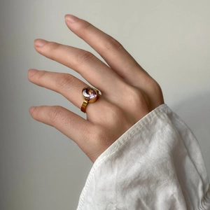 Bague dorée de style français minimaliste avec une grande pierre ovale en zircon violet
