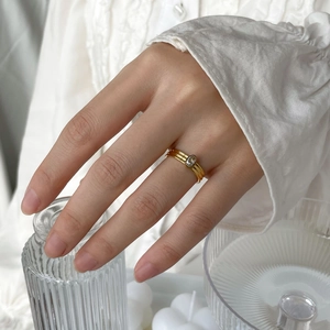 Bague dorée minimaliste française avec triple anneau et pierre de zircon violette