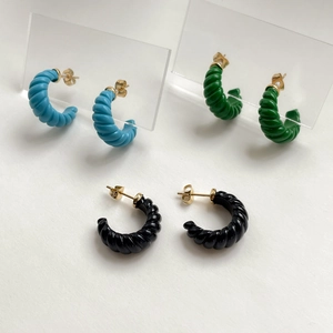 Trois paires de boucles d'oreilles créoles torsadées en bleu, vert et noir, style croissant
