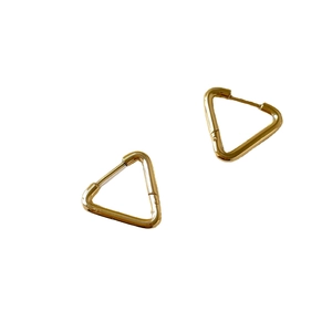 Élégantes boucles d'oreilles triangulaires dorées avec finition polie sur fond blanc