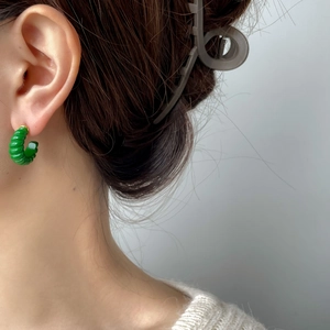 Boucles d'oreilles vintage françaises en forme de C vert avec une finition émaillée