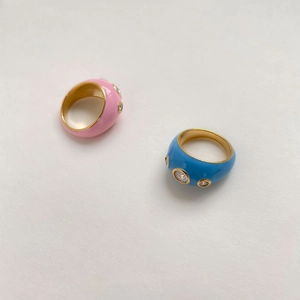 Vue macro de bagues en émail coloré avec détails incrustés de zircons étincelants