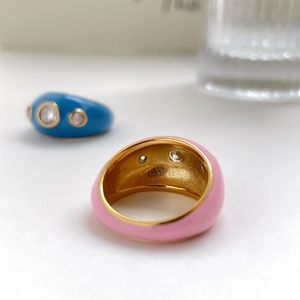Détail de bague en émail coloré avec zircons et surface intérieure plaquée or poli