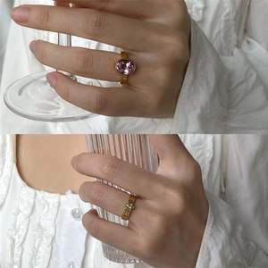 Bague Femme Style Français Élégant En Acier Titane Plaqué Or Avec Zircone Cubique Ovale Violet Blanc