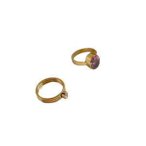 Ensemble de bagues dorées avec zircon violet ovale et anneaux minces superposés