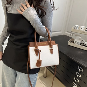 Sac à main bicolore élégant en similicuir avec poignées et lettrage doré estampillé