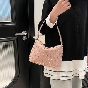 Borsa sottobraccio in pelle rosa con borchie argentate in stile punk trasgressivo