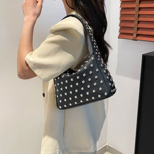 Elegante borsa sottobraccio punk nera con borchie argentate e finitura in pelle