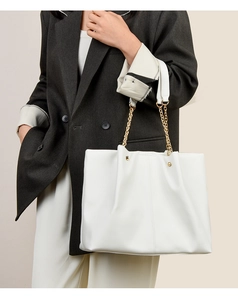 Grande borsa tote bianca in morbida pelle PU con manici a catena in metallo dorato