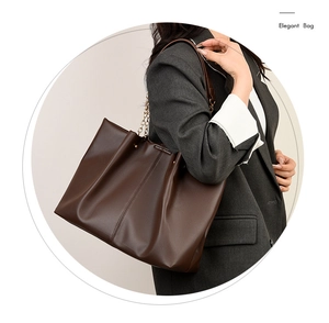 Dettaglio della borsa tote morbida in ecopelle marrone scuro con catena elegante