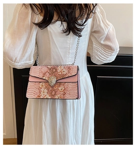 Sac à chaîne rose à motif serpent avec boucle tête d'animal et détails argentés