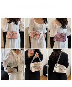 Détails de sacs en cuir serpent avec boucle métallique iconique et bandoulière chaîne