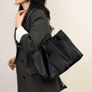 Grande borsa tote nera plissettata alla moda con catena dorata e tracolla in pelle