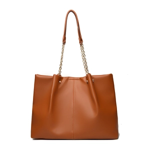 Borsa tote marrone in morbida pelle PU con cuciture verticali e tracolla a catena dorata