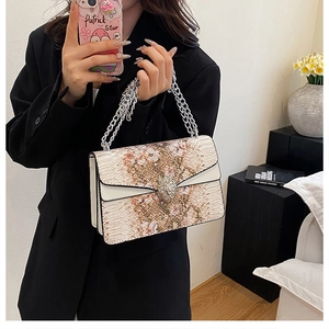 Détails du sac à chaîne motif serpent avec fleurs et boucle tête de tigre iconique
