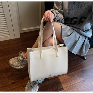 Dettaglio della borsa tote bianca con motivo litchi, spalline e mini logo MER PAI