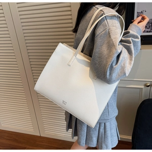Dettaglio della borsa tote bianca in pelle granata con tracolla lunga e logo MER PAI