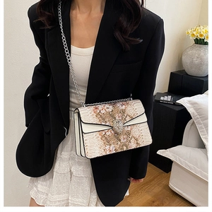 Sac bandoulière chic à imprimé serpent fleuri et boucle tigre sur modèle