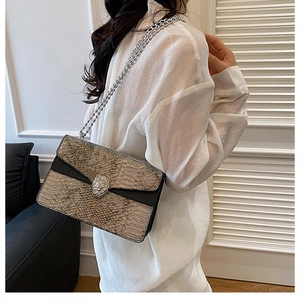 Détail du sac à paillettes avec boucle tête de lion argentée et bandoulière