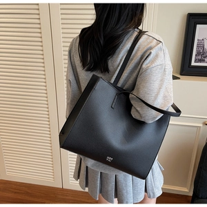 Dettaglio della borsa tote in pelle martellata nera con logo MER PAI bianco stampato