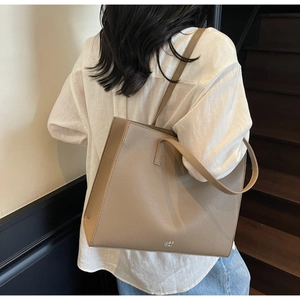 Dettaglio della borsa tote vintage in pelle color talpa con trama a grana fine