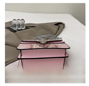 Vue détaillée du sac à chaîne rose avec un fond en accordéon multicouche et une texture durable