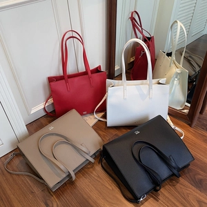 Borsa tote retrò in pelle a grana di litchi nei colori rosso bianco marrone e nero chic