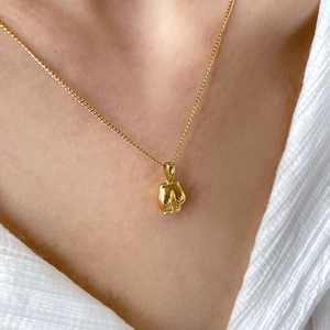 Collier vintage en acier titane doré avec pendentif torse de femme abstrait et chaîne O