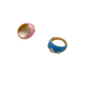 Ensemble de bagues en émail coloré à la mode avec zircons et placage à l'or