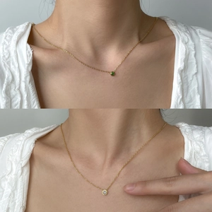 Elegante collana in argento S925 dorato con ciondoli tondi verde smeraldo e zircone