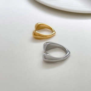 Minimalist 3D heart-shaped rings in gold and silver finish with high polished surface