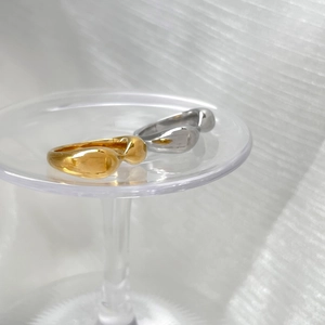 Minimalist thick heart-shaped rings in gold and silver finish with liquid metal texture