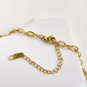 Detail of gold clavicle chain with lobster clasp and K18 hallmark engraving