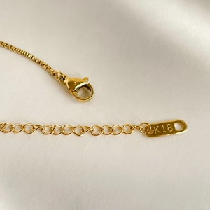 Detail of 18K gold plated lobster clasp and adjustable box chain with K18 stamp