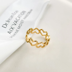 Gros plan d'une bague dorée ajourée en forme de cœur avec finition élégante
