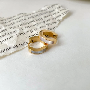 Boucles d'oreilles créoles dorées en forme de C avec nacre incrustée pour femmes