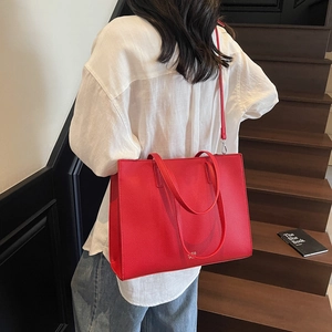 Elegante borsa tote in pelle rossa con logo dorato e tracolla rimovibile stile street