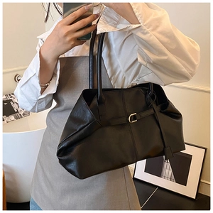 Vue détaillée du grand sac cabas en cuir noir avec boucle métallique dorée élégante