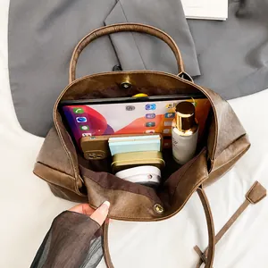 Makroaufnahme des Innenraums der dunkelbraunen Tragetasche mit viel Platz für Laptop und Kosmetik