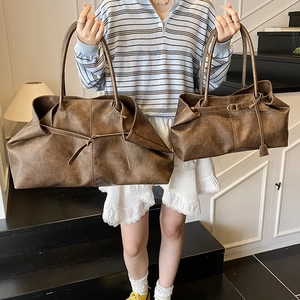 Grand sac cabas vintage marron en similicuir avec boucle décorative pour les déplacements quotidiens