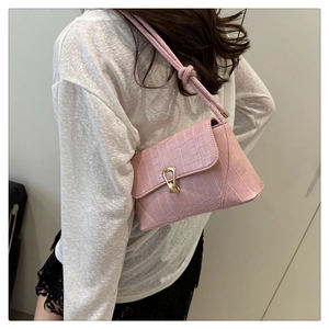 Sac à bandoulière rose motif crocodile avec boucle mors dorée et fine bandoulière nouée