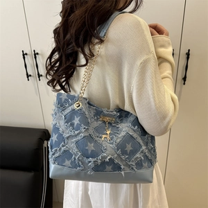Borsa tote in denim retrò con stampe di stelle, frange e catene dorate eleganti