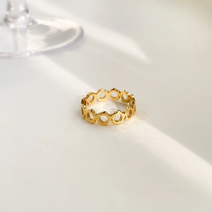 Vue détaillée d'une bague fleur plaquée or avec d'élégants motifs ajourés en pétales