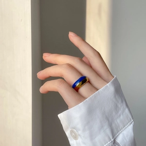 Bague large minimaliste avec émail bleu cobalt et finition dorée sur l'index d'un modèle