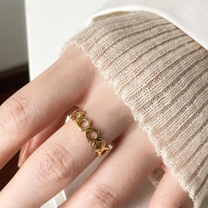 Bague alvéolée dorée élégante avec motifs de lettres CD entrelacées pour femmes