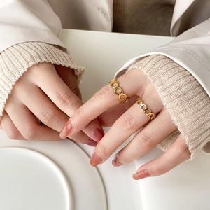 Bagues dorées évidées en nid d'abeille et maillons de chaîne pour un style minimaliste