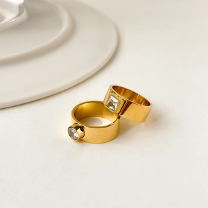 Ensemble de bagues dorées minimalistes avec zircons ronds et carrés au design élégant